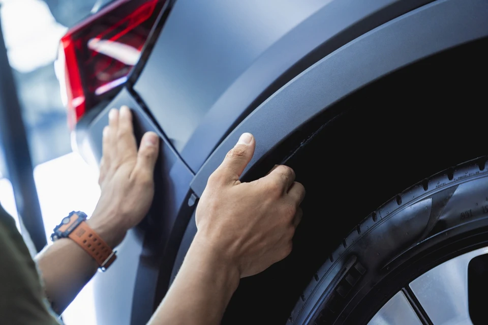Atelier automobile professionnel avec mécanicien en salopette travaillant sur moteur de véhicule
